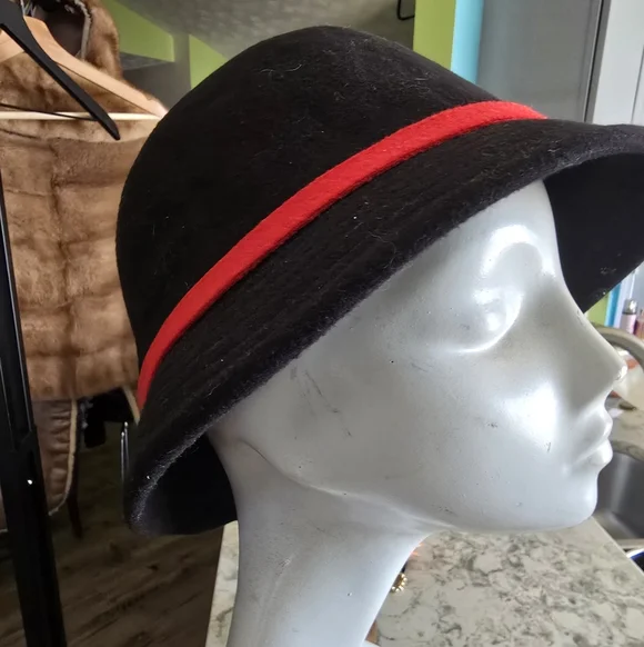 Elegant Black and Red Wool Cloche Hat - Picture 4 of 6